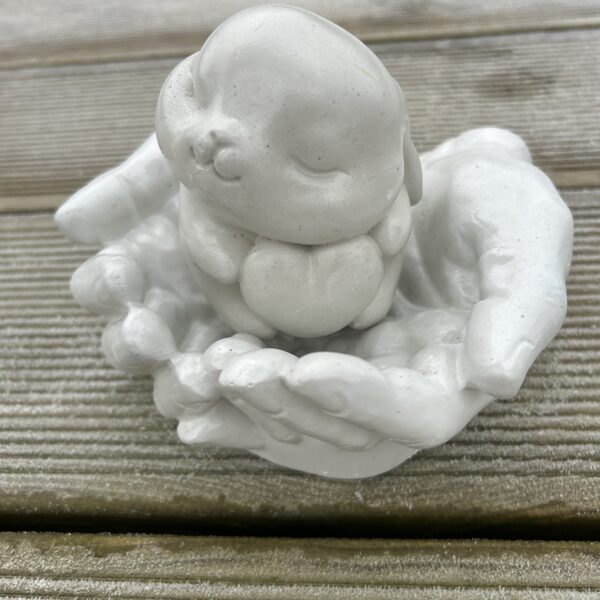 Ģipša rokas 15x15x7cm 8,00  Ģipša zaķis 9x7x6cm 4,00