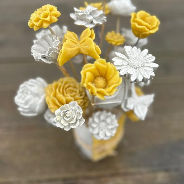 Vaska zieds ar ziedkātu 1,80 Ģipša zieds ar ziedkātu 1,50