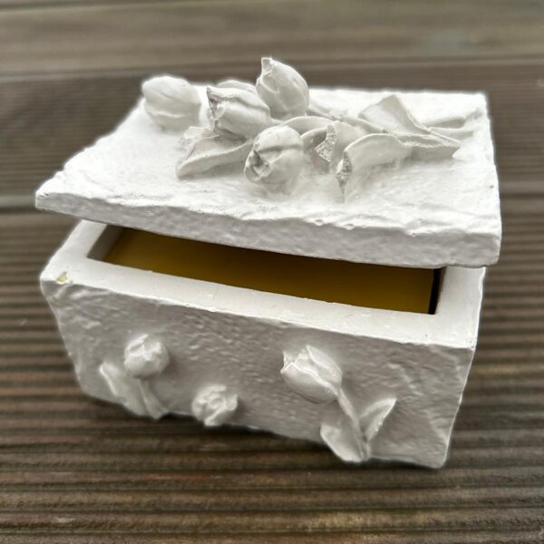 Ģipša lādīte ar vaska sveci 9,00 9x7x4cm