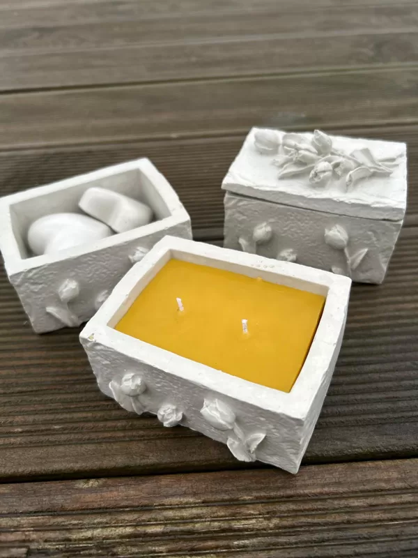 Ģipša lādīte ar vaska sveci 9,00  Ģipša lādīte ar sirsiņām 8,00 9x7x4cm